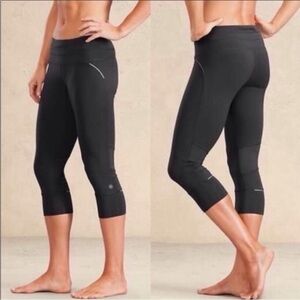 Athleta Black Relay Capri Leggings With Reflector and Double Thigh Pockets Small